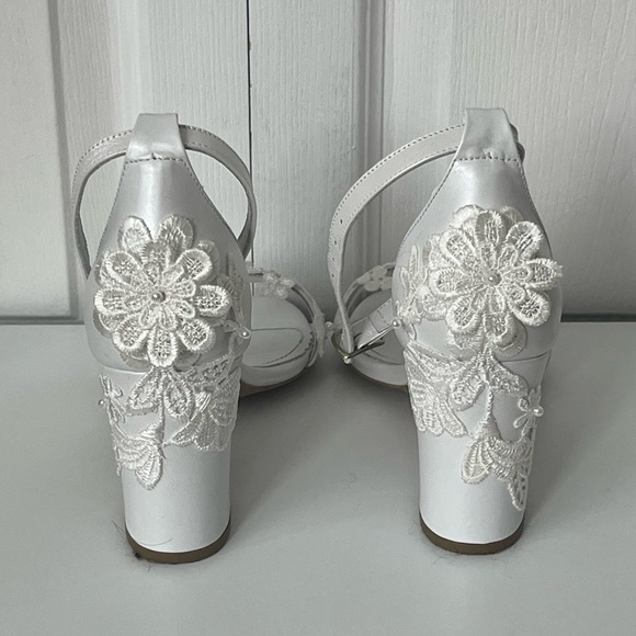 👰‍♀️Bridal Sandals - White Leather with Pearls and Lace, handmade in Eur… - Picture 3 of 12